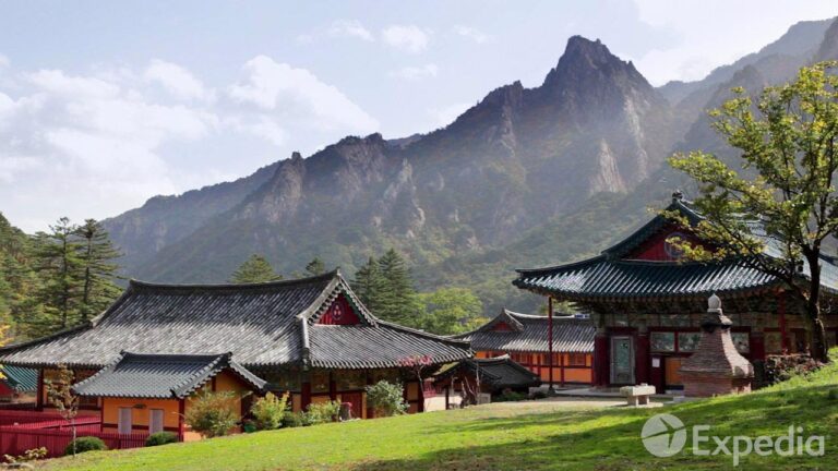 Sinheungsa Temple Mt. Seoraksan Vacation Travel Guide | Expedia